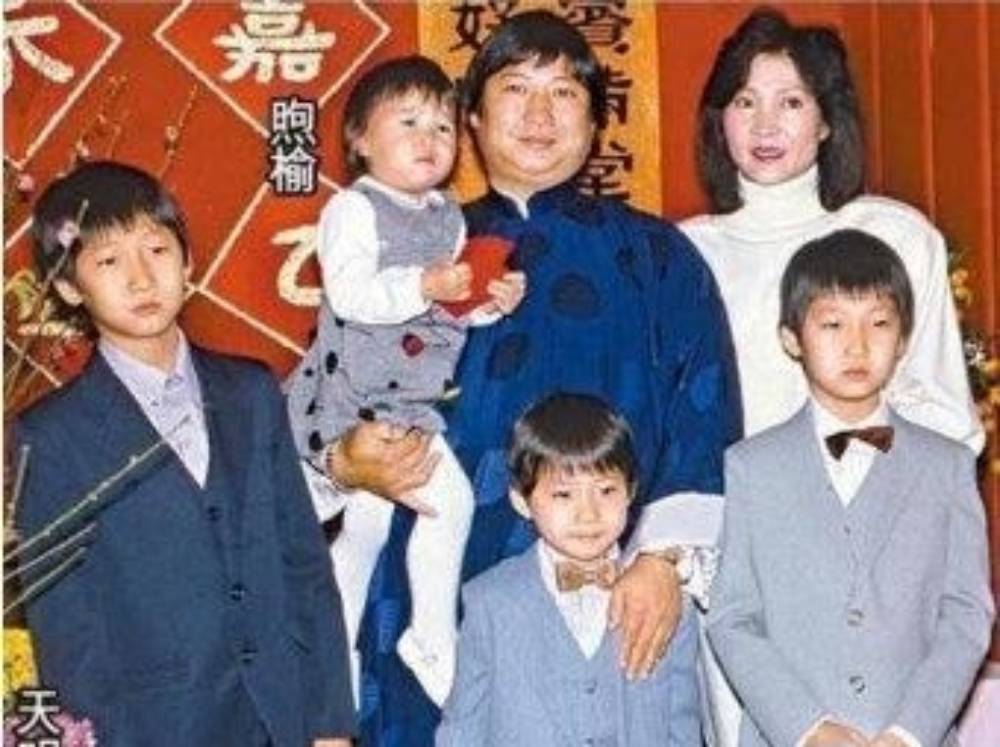 Sammo Hung, Eun Ok and their four kids