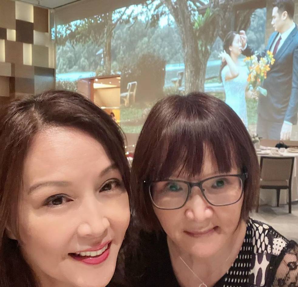 Aileen Tan and her older sister at the wedding