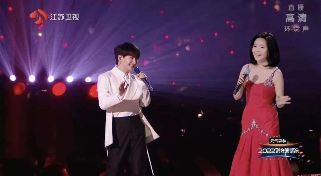 Zhou Shen and Teresa performing 'Walk The Road Of Life'