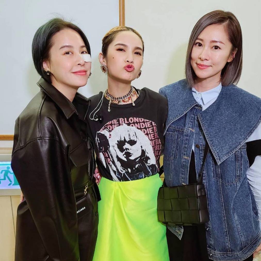 Sunnie (left) and Windie (right) backstage at Rainie's 2020 concert 