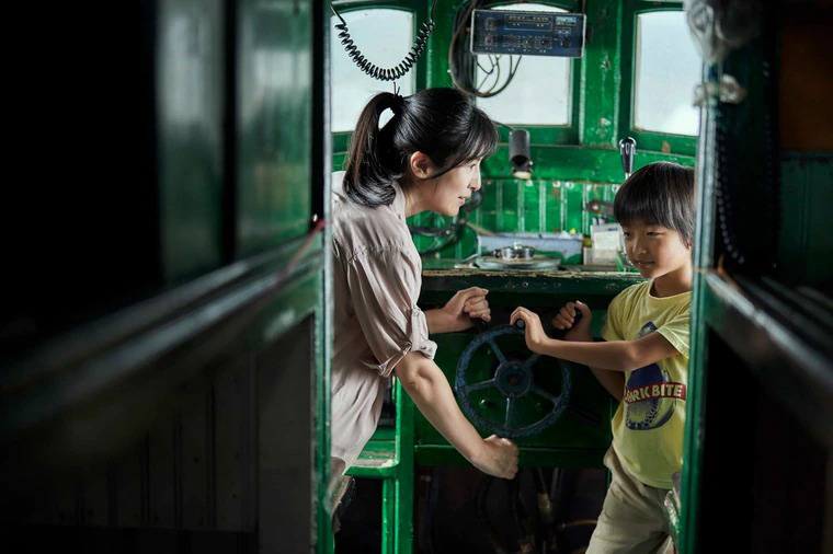 Charlie in a still from Hello! Tapir