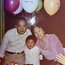 A young Daniel with his dad and mum