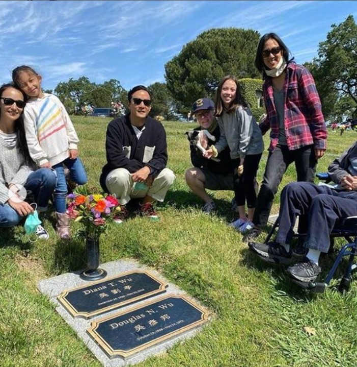 Daniel with wife Lisa S and daughter Raven and other family members at the graves of his parents 