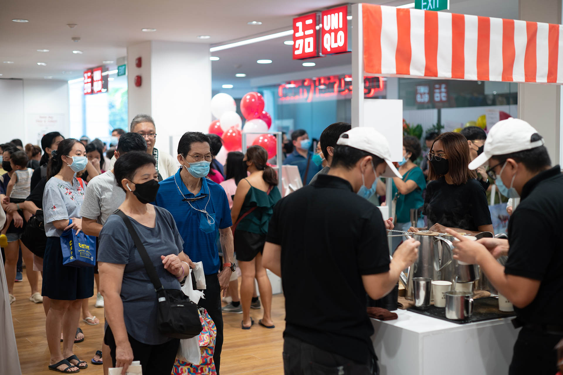 04 UNIQLO 51@AMK - Queue for complimentary treats from Toast Box (To credit UNIQLO Singapore)