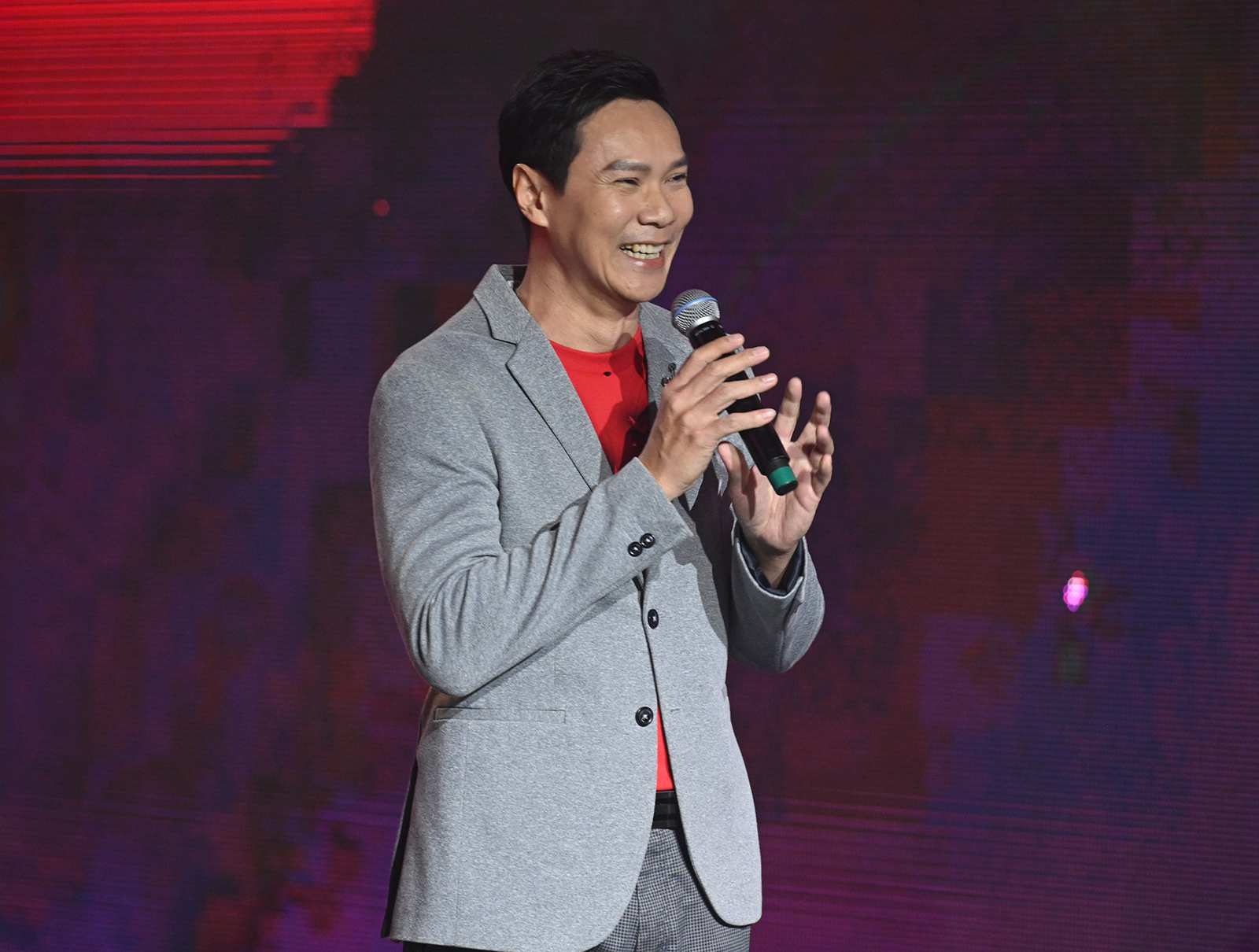 Travelling the world with his mum & sister