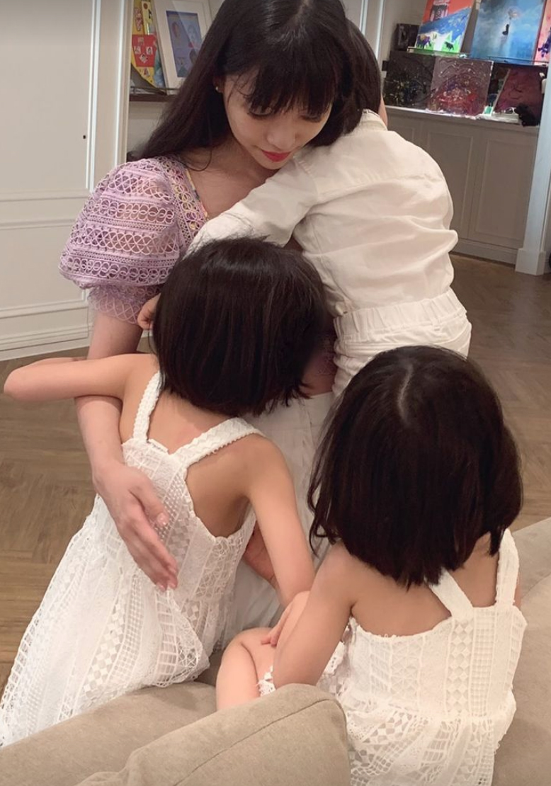 Jinglei with her children