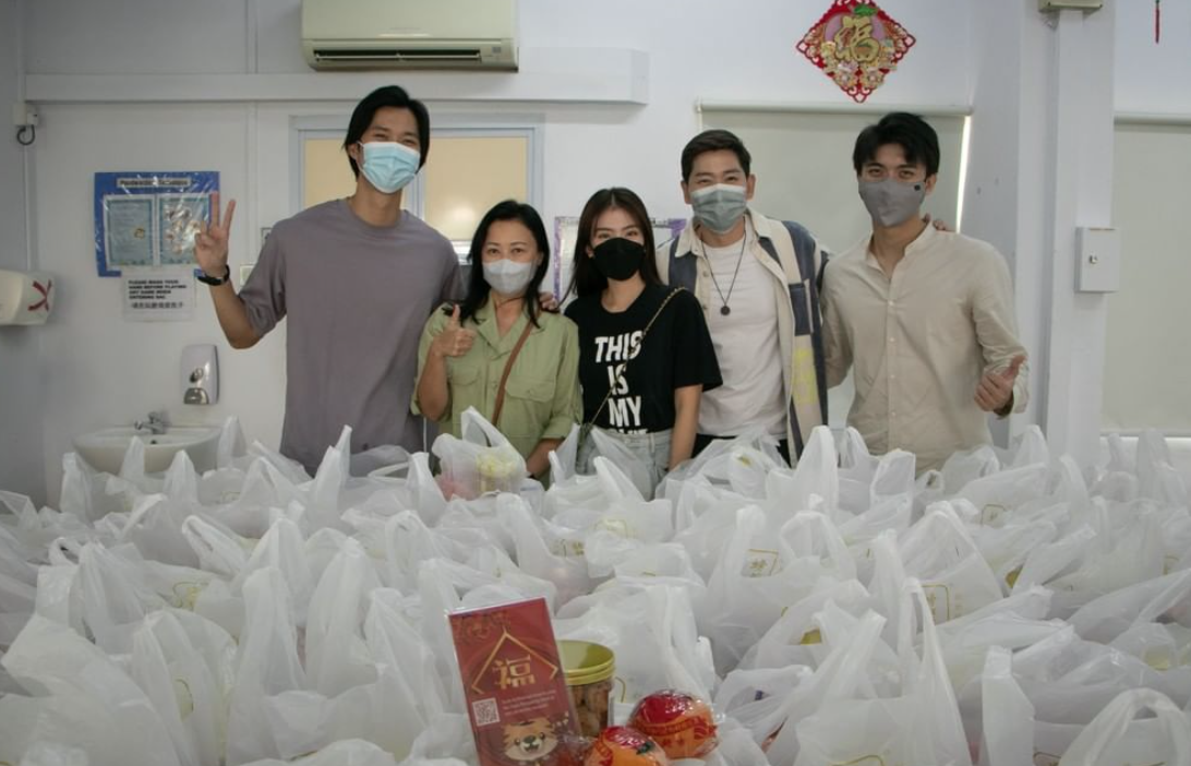 Herman Keh, Xiang Yun, Hong Ling, Romeo Tan & Zhang Zetong delivered CNY goodie bags