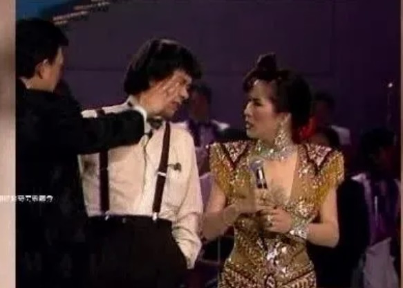 Yu Tian planting a hard one on Chu Ke-Liang's cheek... while Lee Ya-Ping watches in surprise