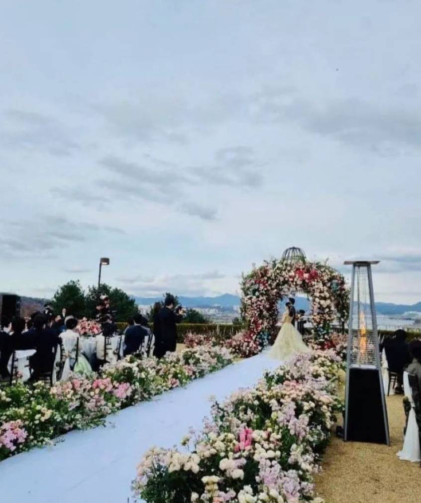 Ye Jin changed into a pastel yellow dress soon after