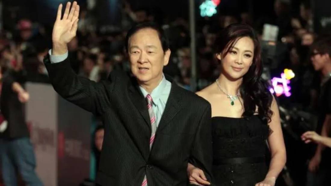 Jimmy with eldest daughter, singer Linda Wong (Photo: Apple Daily)
