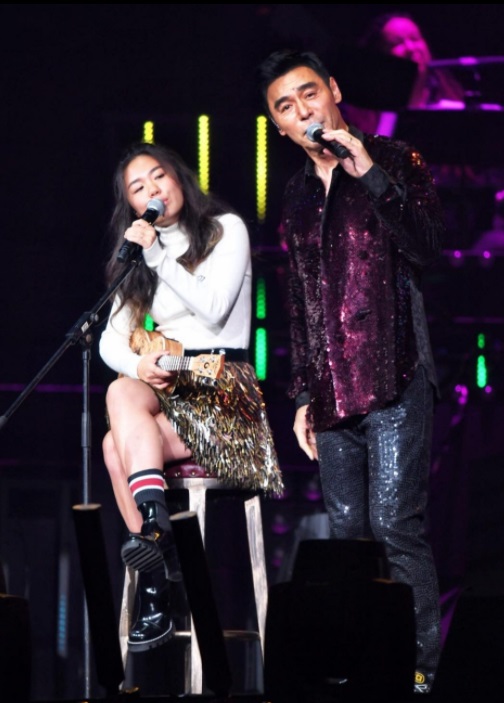 Blythe on stage with Kenny