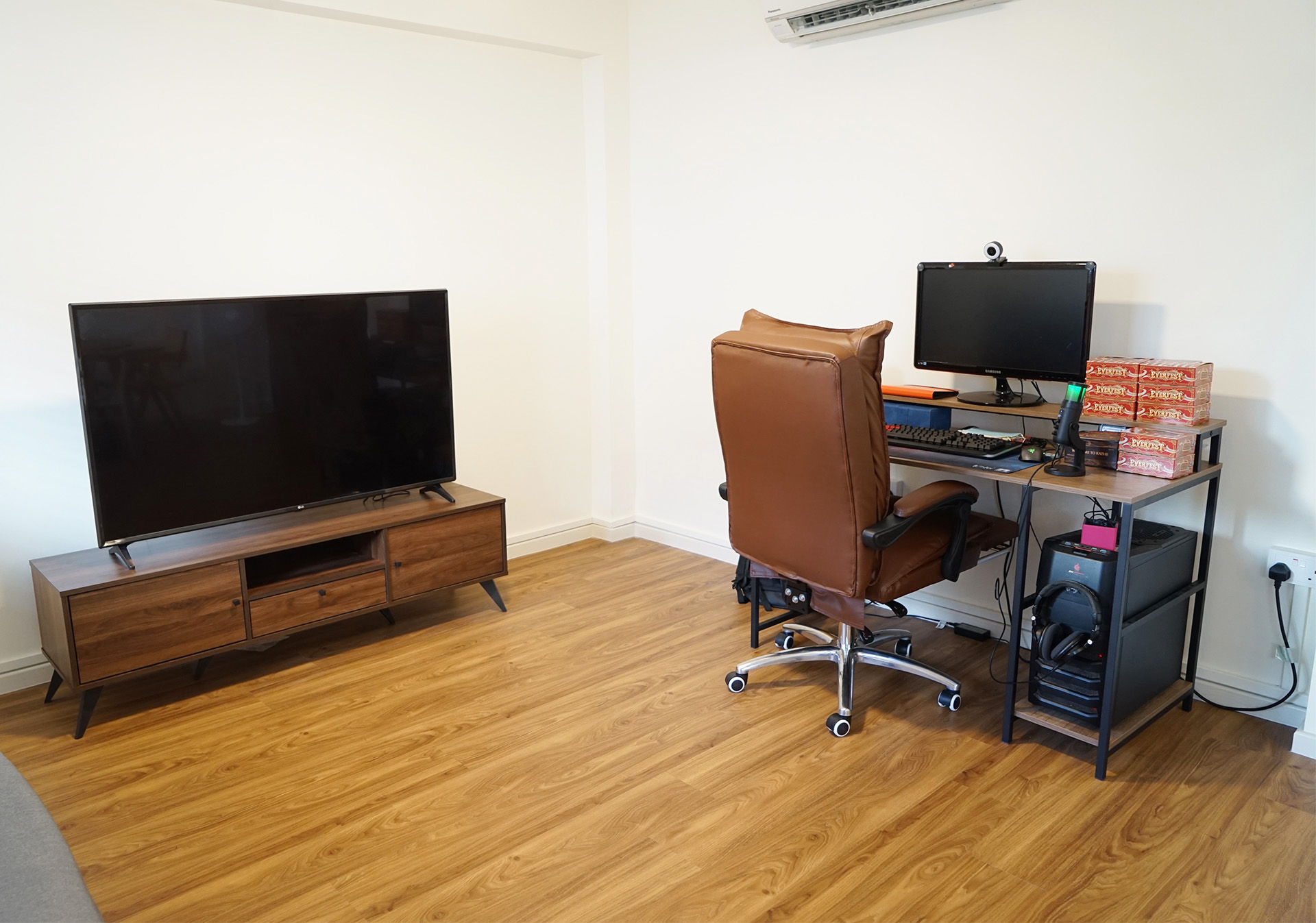 His work desk matches with wood theme