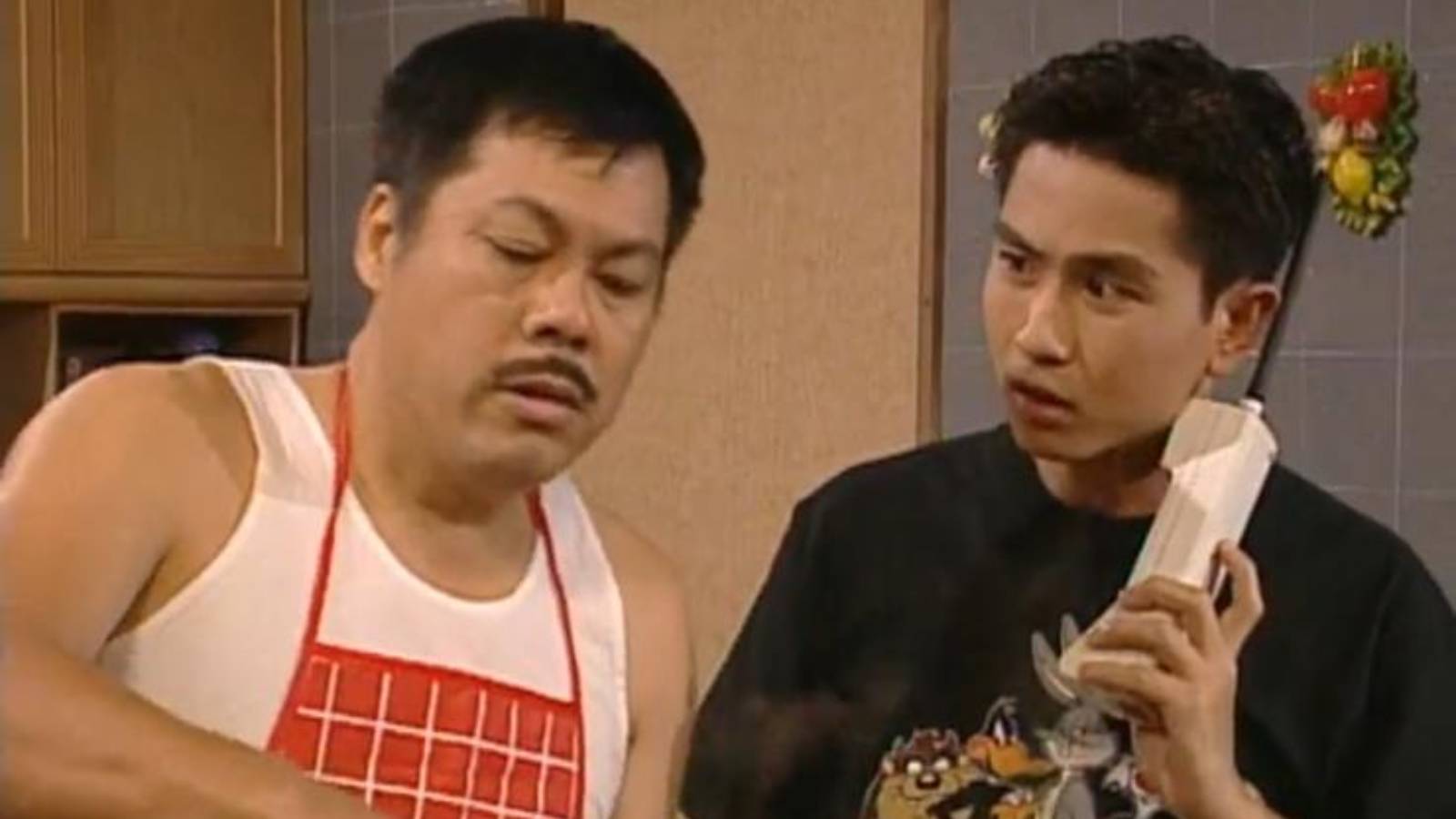 Rest in peace, Lao Hero. Ho Wai seen here with Chew Chor Meng, who played Ah Bee in the sitcom