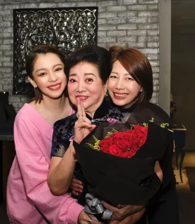 Ding Ning (right) shows support for her pal 