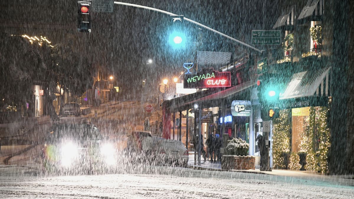 Beberapa bagian California merayakan Natal Putih setelah hujan salju