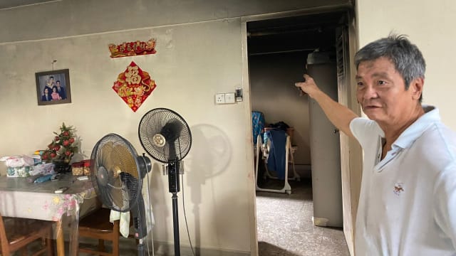 充电中行动辅助工具引起大火 楼上住户房间也被熏黑 