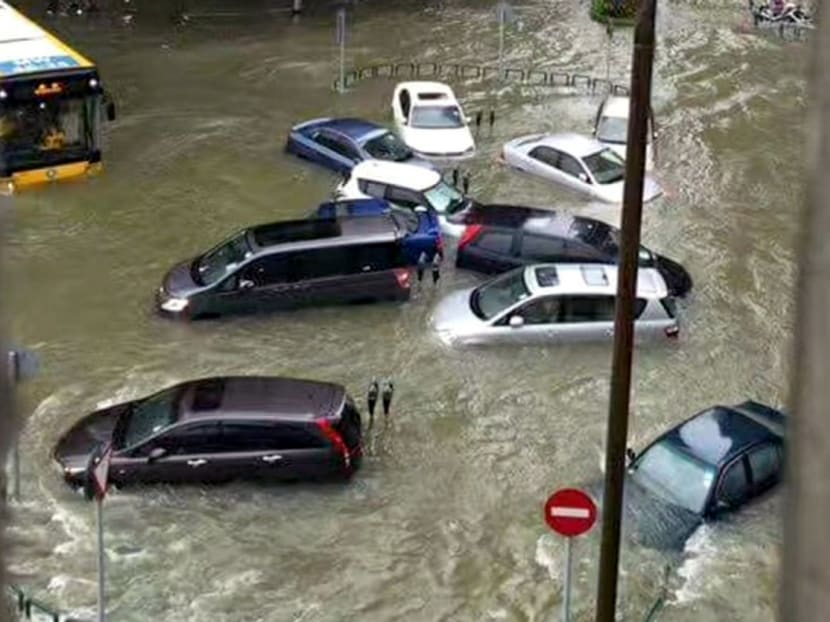 Severe flooding left cars floating on roads after Typhoon Hato made landfall in Macau. The water supply was limited, and 50 flights had to be cancelled. Photo: Weibo