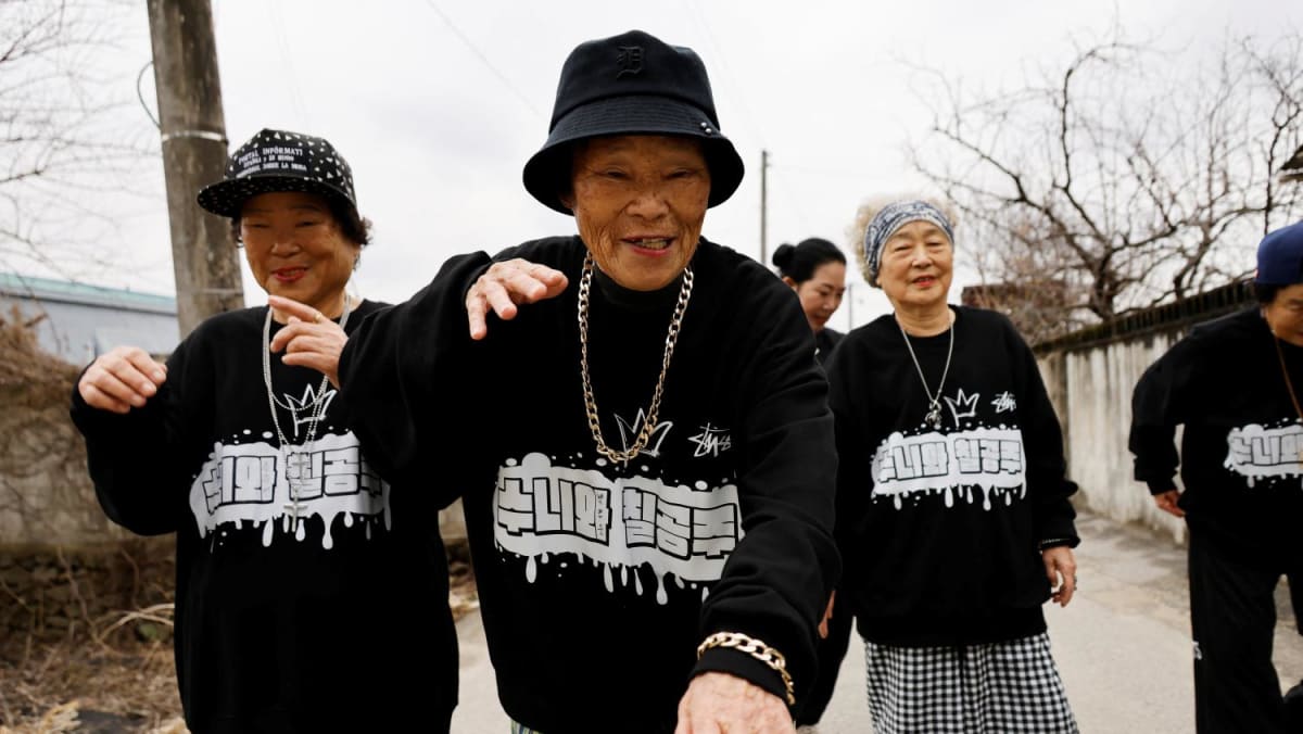Down on the farm, South Korean granny rappers drop the beat - TODAY