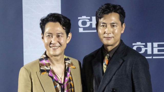 相隔23年合作拍戏　李政宰、郑雨盛同框宣传“Hunt”