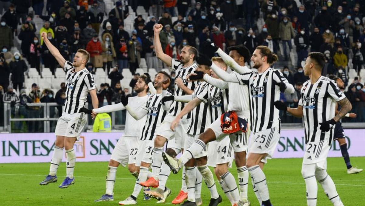 La Juventus batte il Genoa, Allegri festeggia la storica vittoria