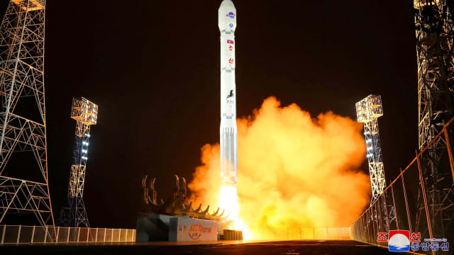 美国对参与朝鲜发射军事间谍卫星相关人士和组织实施制裁