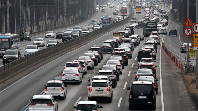 韩国新年假期尾声多条公路拥堵 釜山返首尔需近六小时