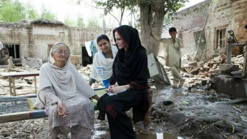Angelina Jolie lawat Pakistan bagi tarik perhatian bantu mangsa banjir Angelina Jolie lawat Pakistan bagi tarik perhatian bantu mangsa banjir