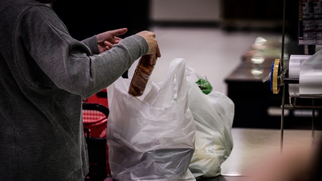 百美超市将征收塑料袋费用