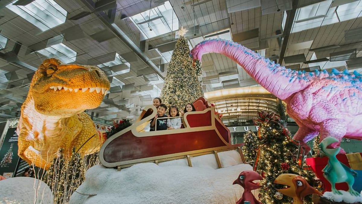 enjoy-snow-walk-with-dinosaurs-at-changi-airport-s-year-end-festive-event