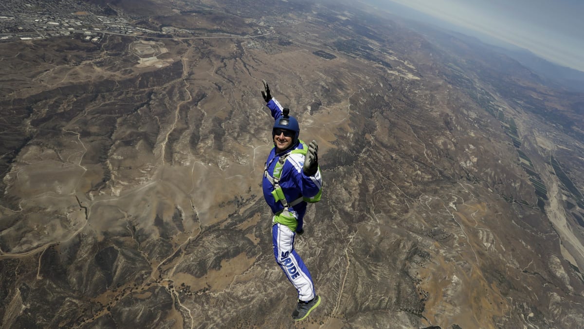 Skydiver to jump from plane live on tv, without a parachute