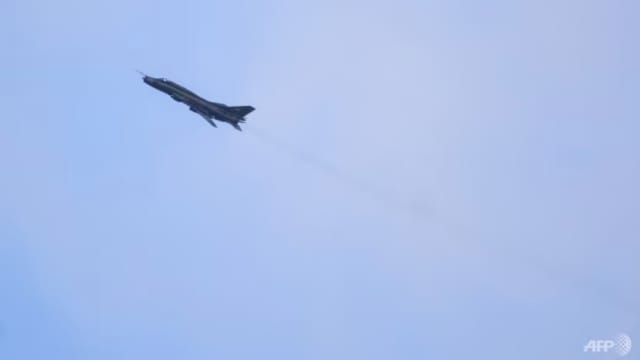 越南空军一架军机训练时坠毁 导致一名机师丧命