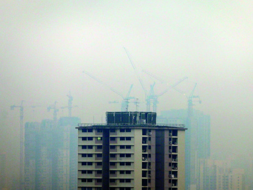 Smoke haze obscures an apartment building under construction in Singapore March 13, 2014. Photo: Reuters