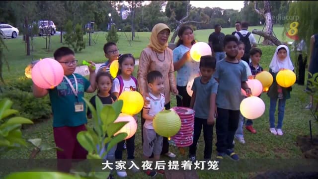 40多名孩童和看护者受邀到总统府参加中秋节活动