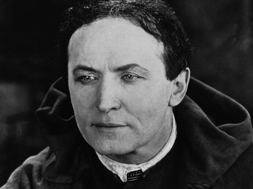 This undated file photo shows magician Harry Houdini. A committee with the national Society of American Magicians is working to raise money to restore Houdini’s gravesite and permanently care for a monument to him located at Machpelah Cemetery in Queens, NY. Photo: AP