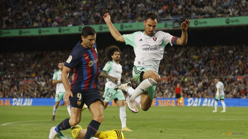 Alba strikes late to give Barcelona narrow win over 10-man Osasuna