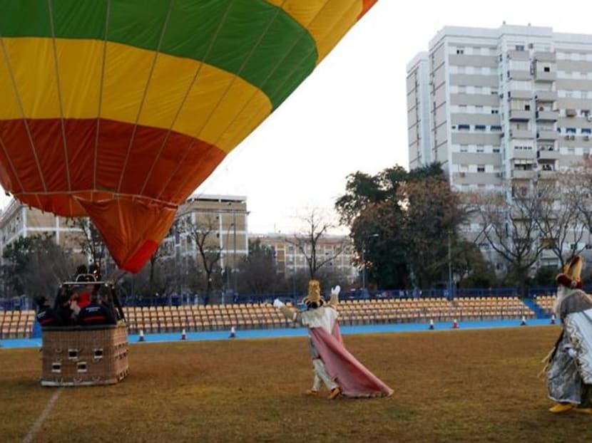 A hot air balloon but no parade for the Three Wise Men in Seville A hot air balloon but no parade for the Three Wise Men in Seville