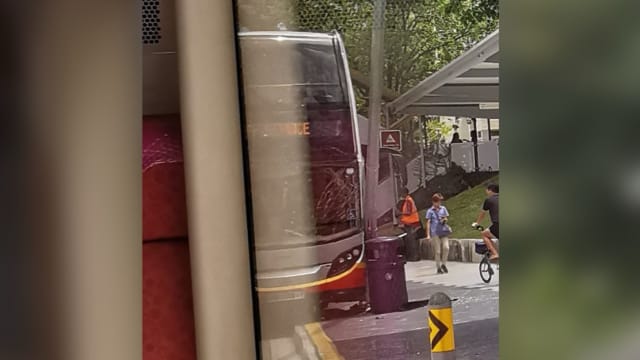 双层巴士撞巴士站旁灯柱 SMRT展开调查