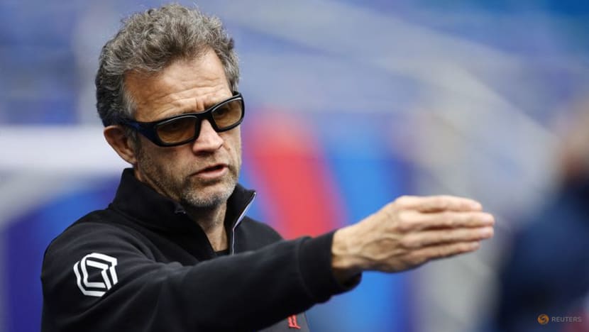 France coach challenges back-up flyhalves to take their chance