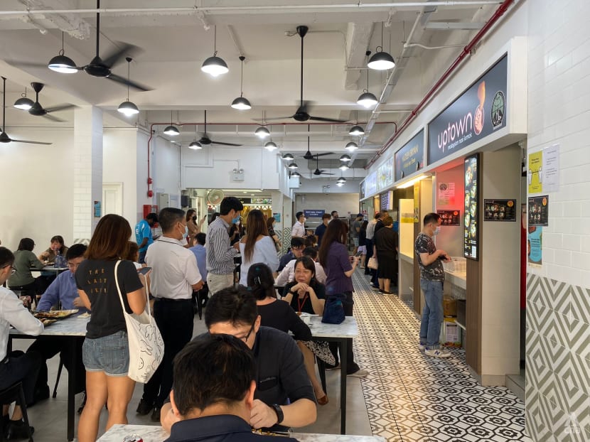 Crowds return to office areas as Singapore marks the end of work-from-home default Crowds return to office areas as Singapore marks the end of work-from-home default