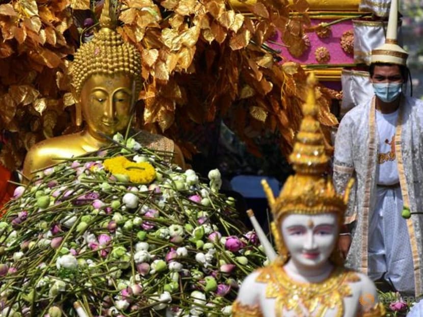 Showers of lotus flowers mark end of Buddhist Lent in Thailand Showers of lotus flowers mark end of Buddhist Lent in Thailand