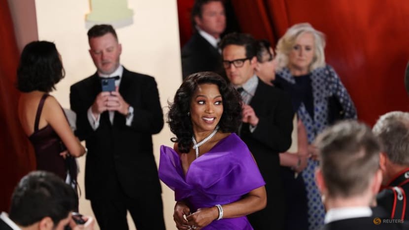 Stars flaunt shimmery, bold looks on Oscars 'champagne' red carpet Stars flaunt shimmery, bold looks on Oscars 'champagne' red carpet