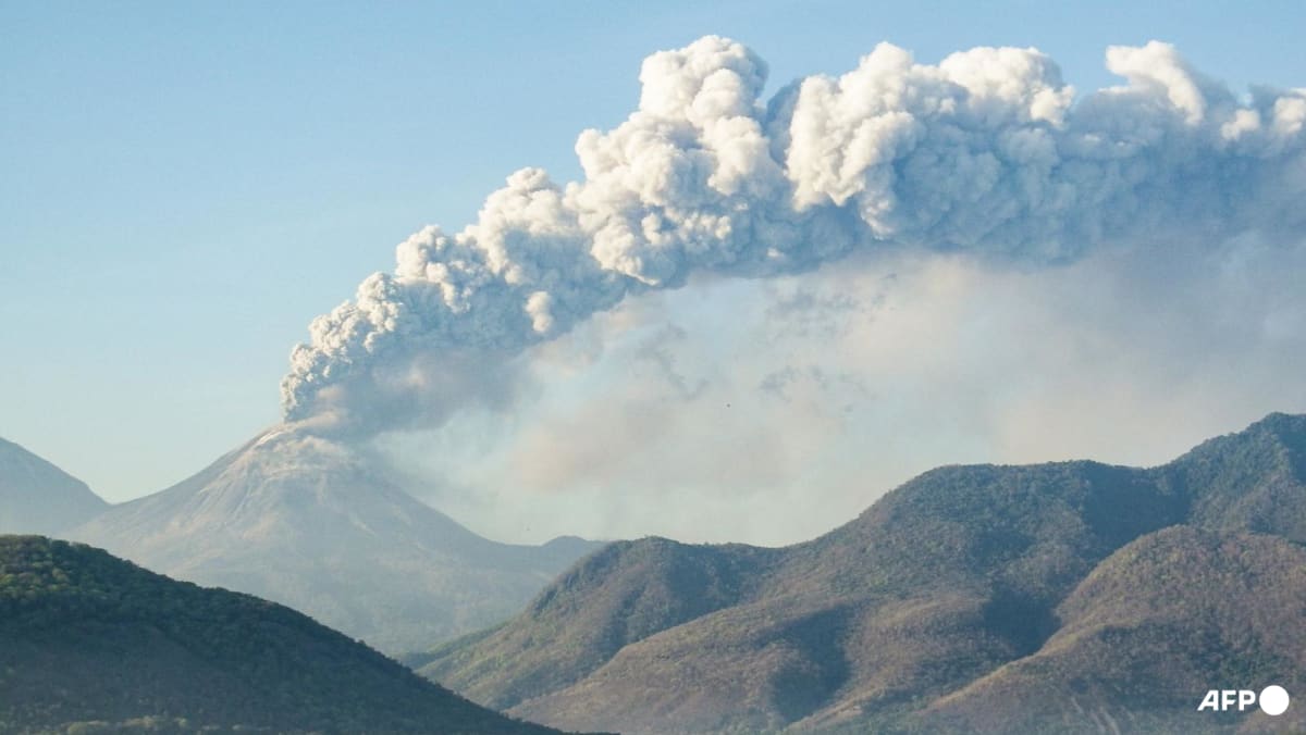 Airlines cancel Bali flights due to ash from erupting volcano Airlines cancel Bali flights due to ash from erupting volcano