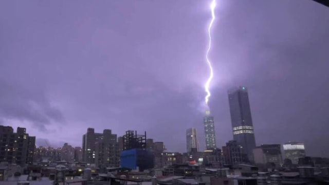台湾受雷雨侵扰 台北101和三架飞机遭雷击