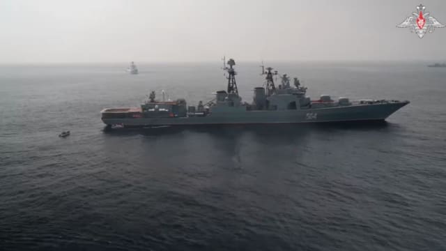 俄罗斯和中国海军在日本海举行的联合演习结束