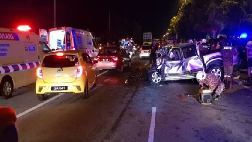 6 die in three-vehicle collision in Melaka 6 die in three-vehicle collision in Melaka