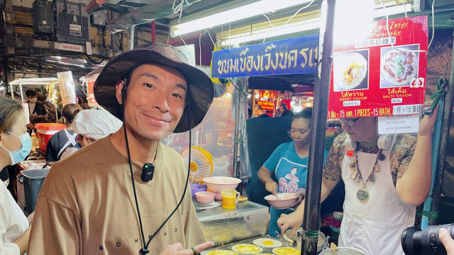 曼谷唐人街夜市小吃　黑酱油霜淇淋、甜品加面……你一定想吃！