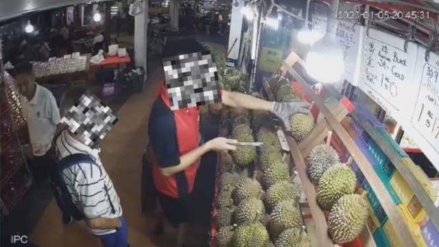 榴梿争执！顾客：售法不光彩遭围堵 摊主：闭路电视还原现场