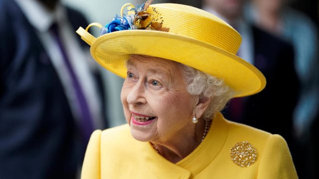 英女王佩戴本地制造胸针出席公开活动