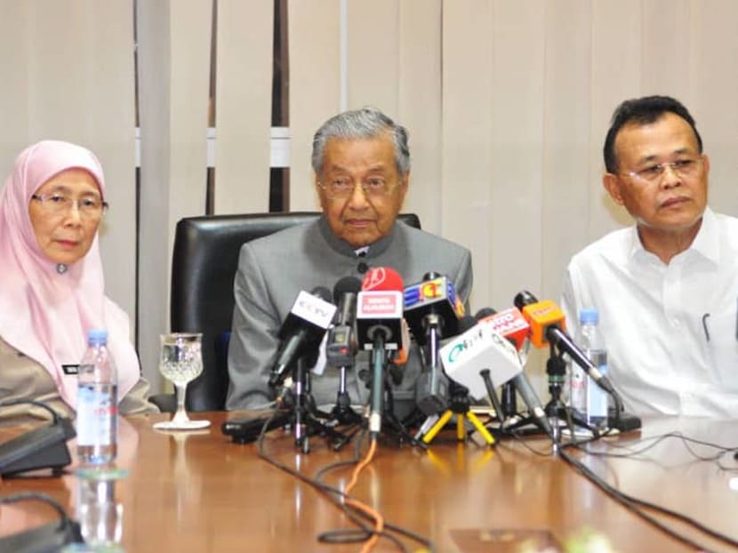 Malaysian Prime Minister Dr Mahathir Mohamad (centre) said the government will not call for an evacuation or an emergency for Pasir Gudang in light of the toxic fumes situation as the situation is under control.