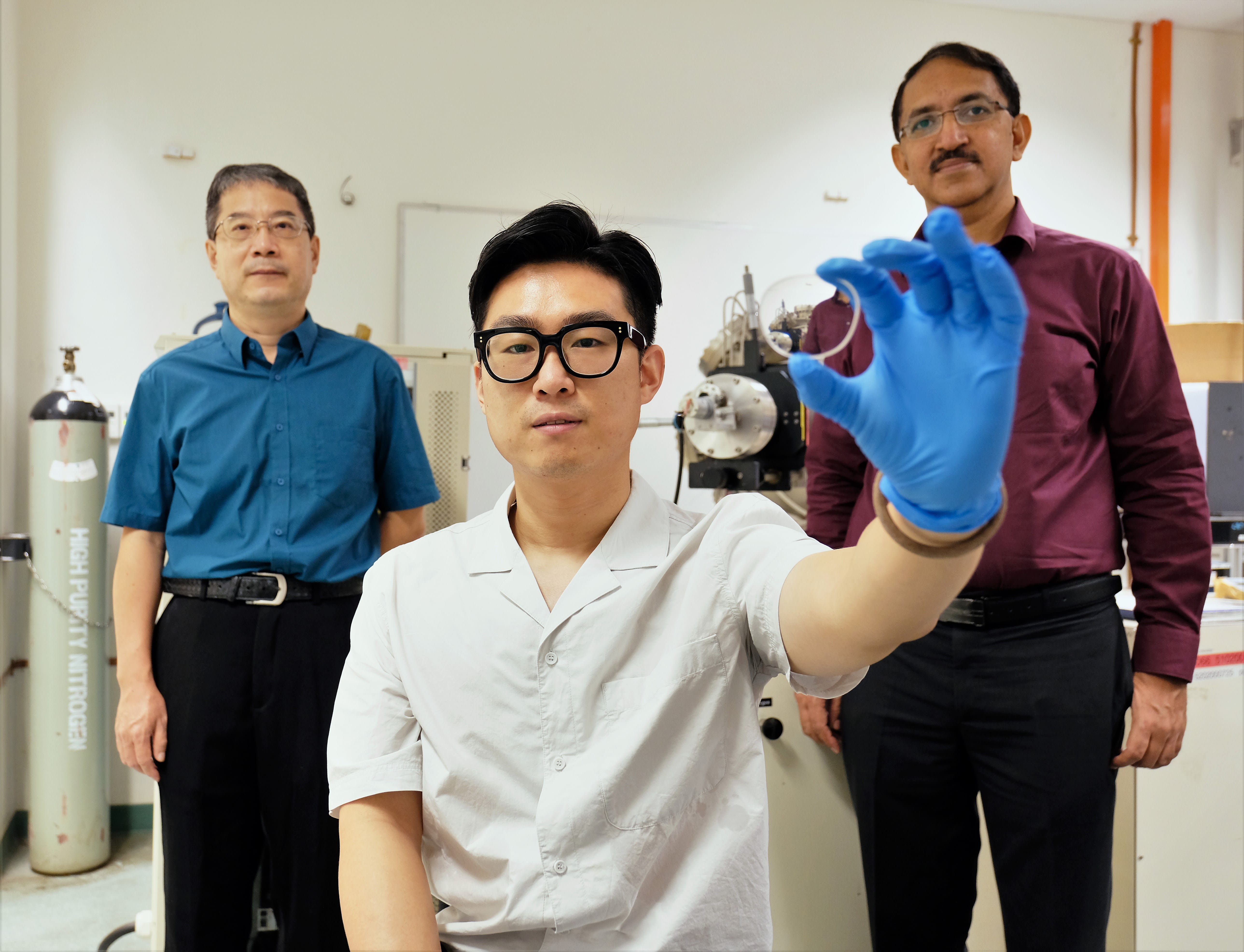 NTU researchers develop long-lasting anti-fog coating that 'self-cleans' under sunlight NTU researchers develop long-lasting anti-fog coating that 'self-cleans' under sunlight